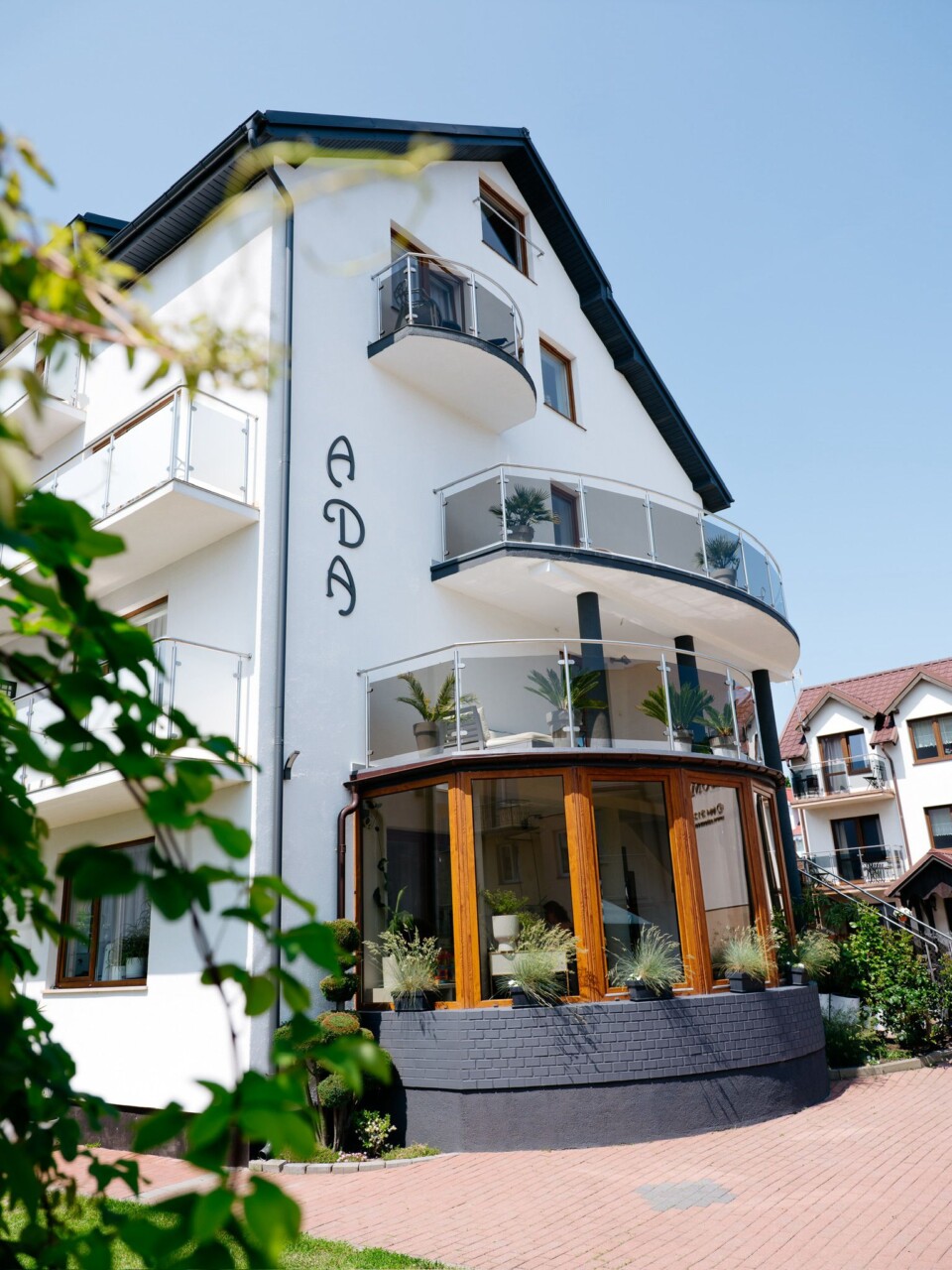 zdjęcie willi ADA z zewnątrz, pokazujące budynek oraz ułatwiające znalezienie obiektu