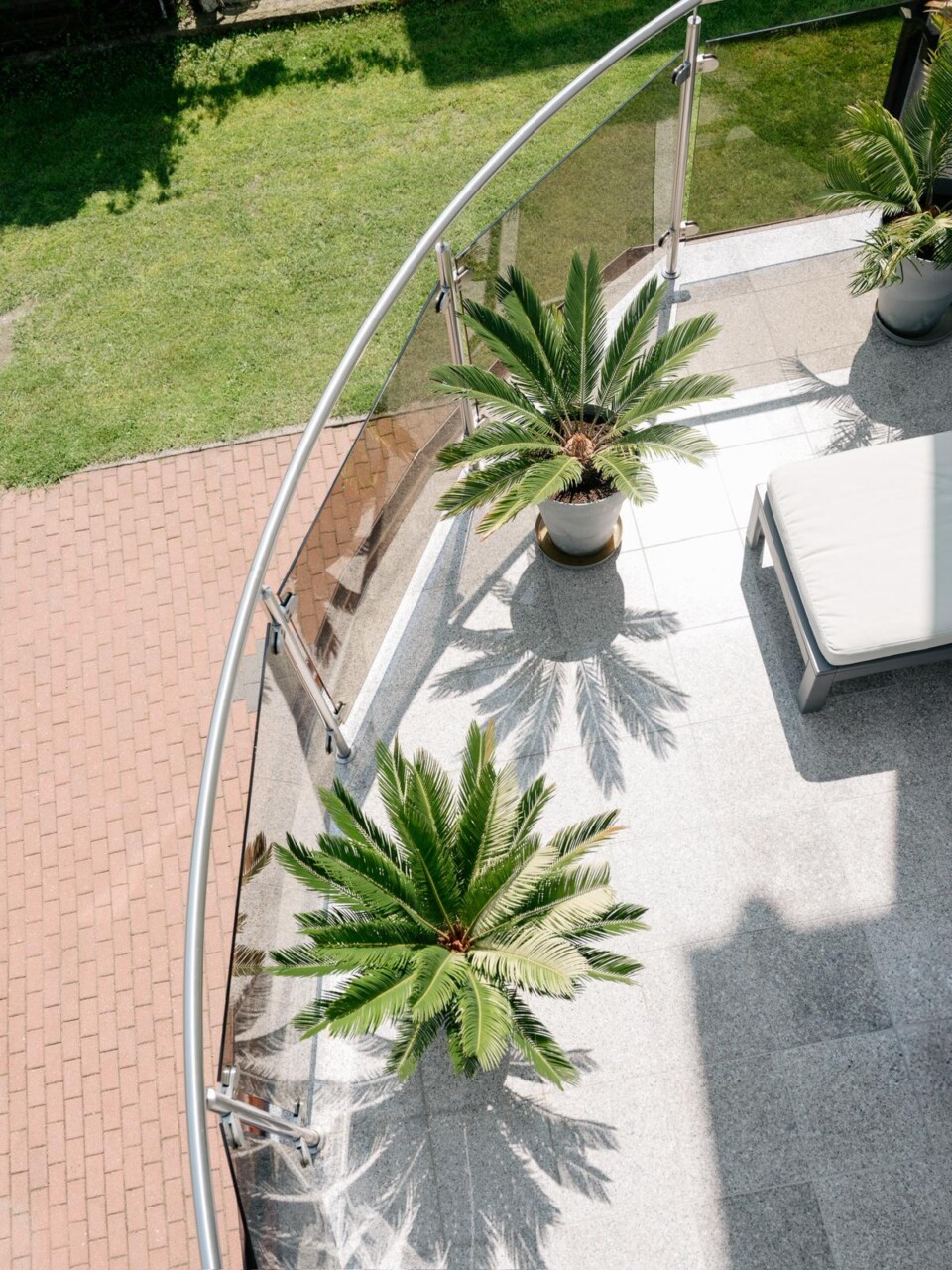 Balkon z roślinami – widok z góry obiektu