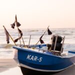 Łódka na plaży w Karwi