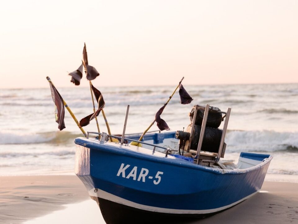 Łódka na plaży w Karwi