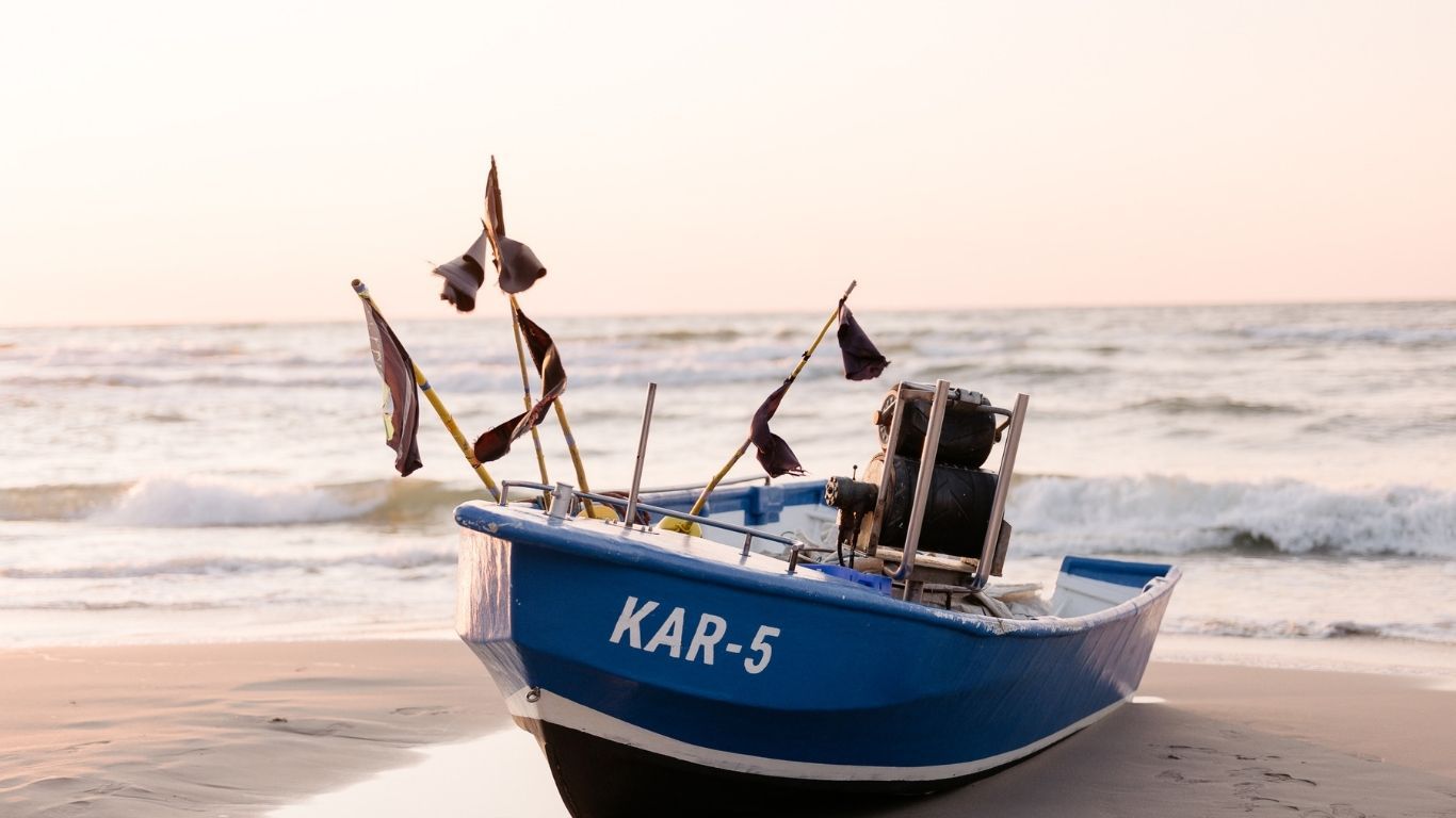 Łódka na plaży w Karwi