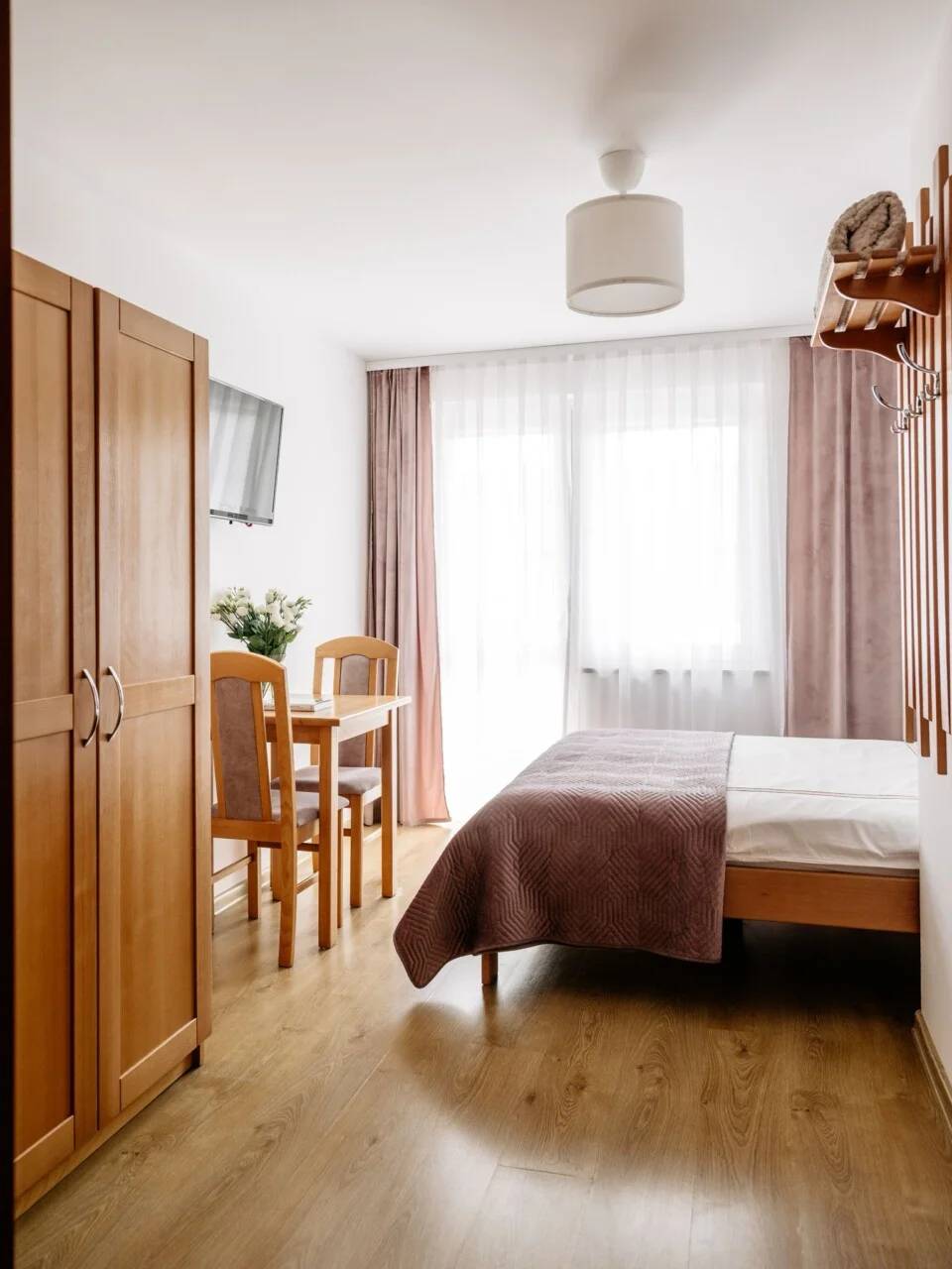 Pokój z łóżkiem przy oknie