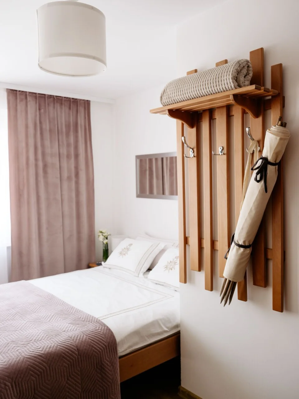 Pokój z łóżkiem – jasne wnętrze