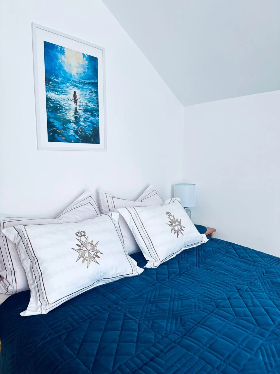 Łóżko z niebieską narzutą