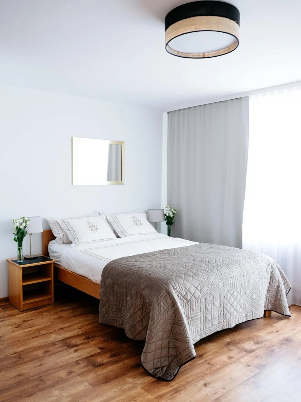 Sypialnia z szarym łóżkiem