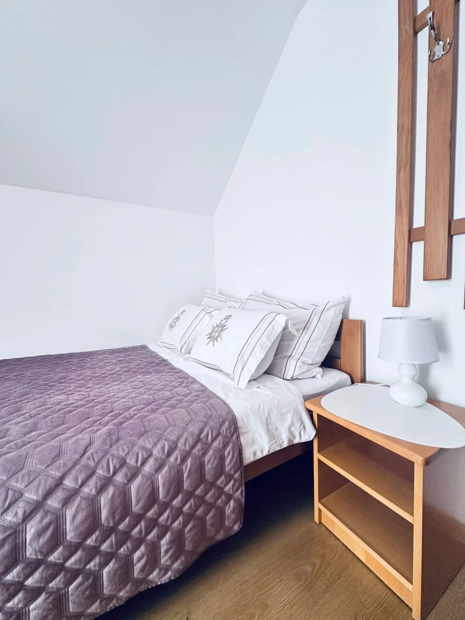 Pokój z fioletową narzutą