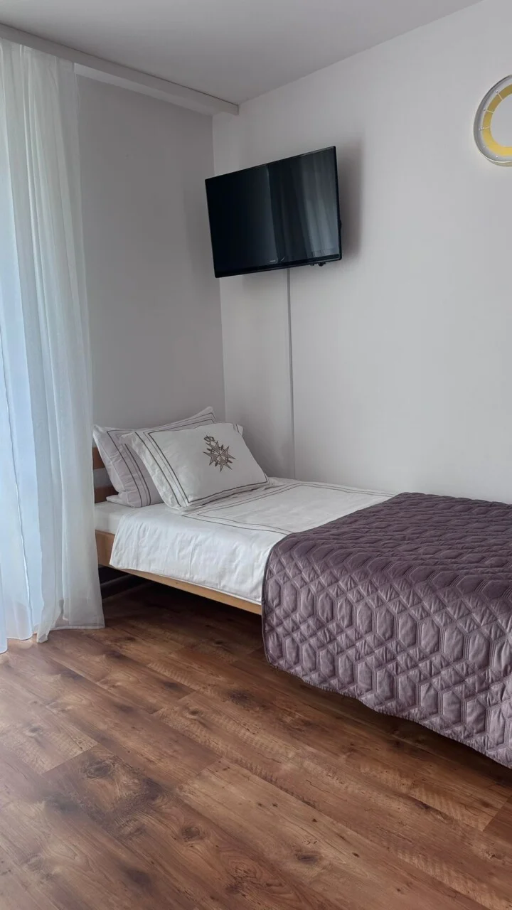 Pokój z fioletową narzutą – inne ujęcie