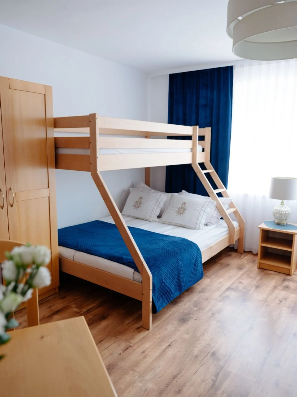 Pokój z łóżkiem i niebieskimi zasłonami